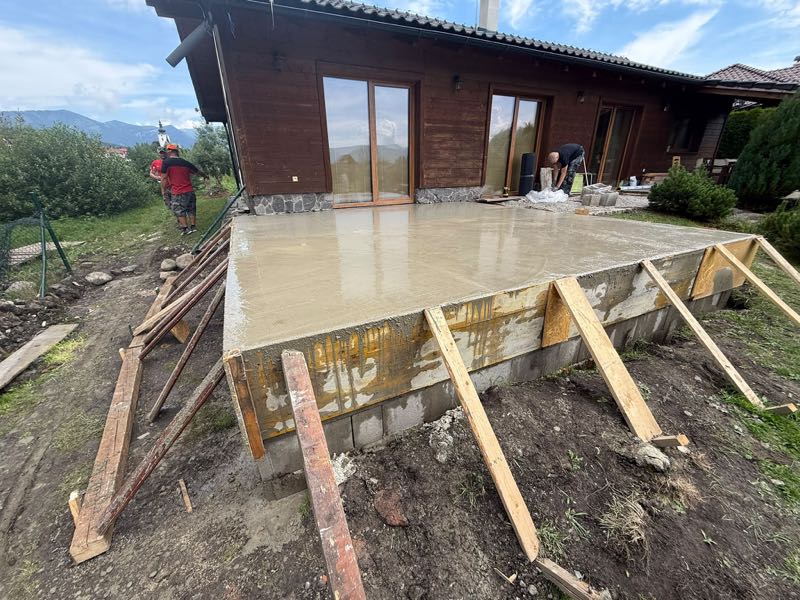 Hotová betónová platňa terasy pri drevenom dome