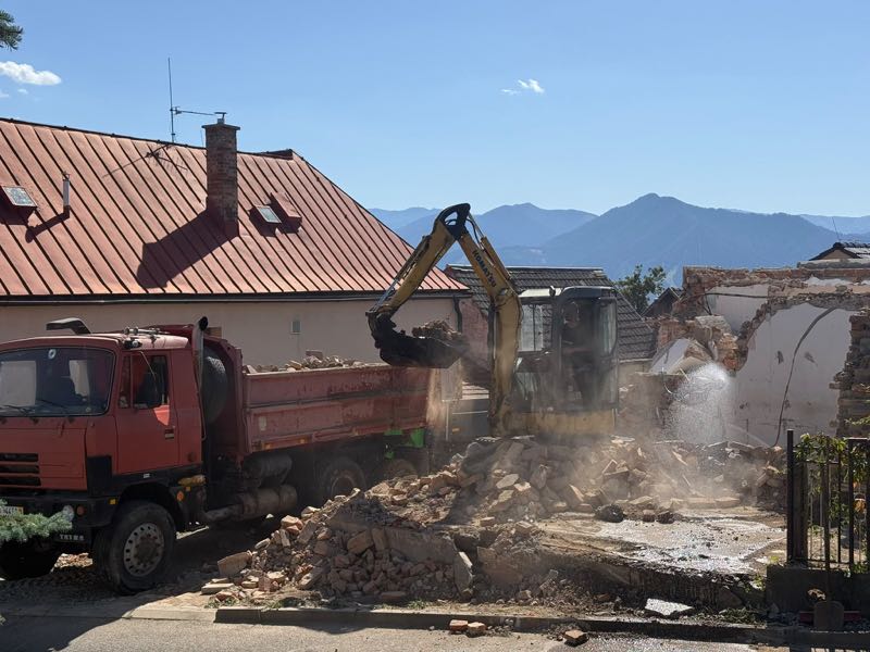 Bager pri demolácii starého rodinného domu a nákladné auto na odvoz sutiny, realizácia Fixor